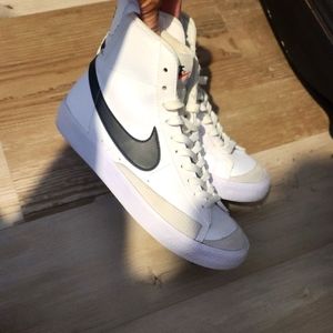 NIKE BLAZER MID '77 VINTAGE